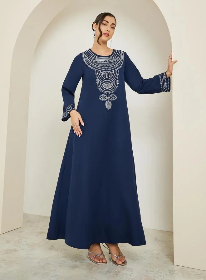 أميرة جلابية كحلي مطرزة بحافة واسعة